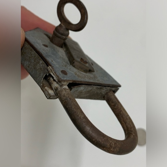 Vintage Angular Metal Heavy Duty Functional Padlock w/ Key - Picture 12 of 16